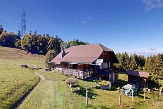 façade avec pelouse, day time, high tension power lines view, vue sur les lignes à haute tension, et property visible