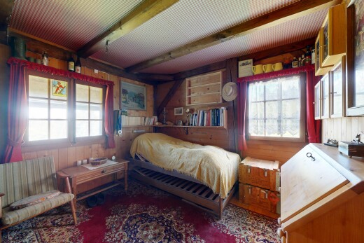 chambre avec wood wall, mur en bois, natural light, lumière naturelle, et inside property