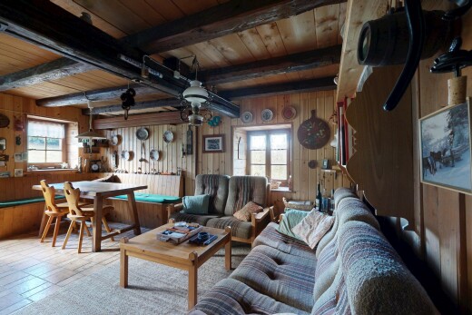 salon / salle à manger avec lumière naturelle, natural light, inside property, mur en bois, et wood wall