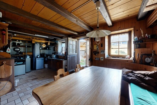 salle à manger avec inside property, lumière naturelle, natural light, plafond en bois, et wood ceiling