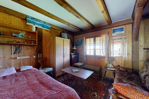 chambre avec mur en bois, wood wall, inside property, lumière naturelle, et natural light
