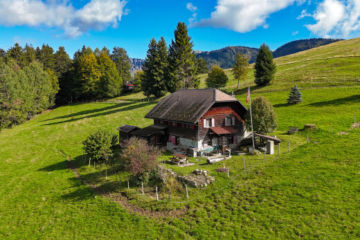 façade avec vue rurale, rural view, property visible, pelouse, et day time