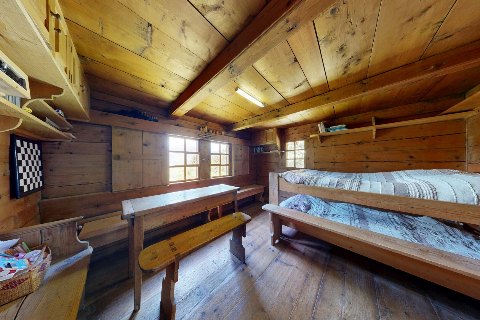 chambre avec plafond en bois, wood ceiling, sol en finition bois, wood finish floor, et mur en bois