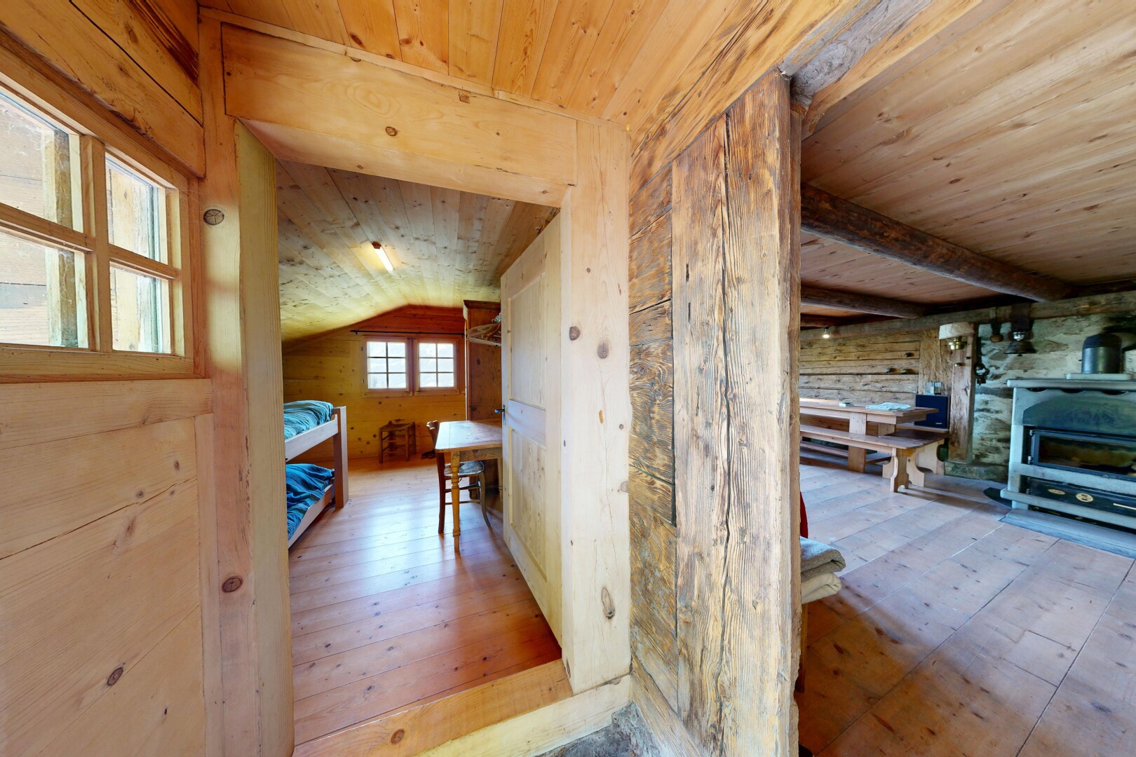 couloir avec plafond en bois, wood ceiling, sol en finition bois, wood finish floor, et plafond voûté
