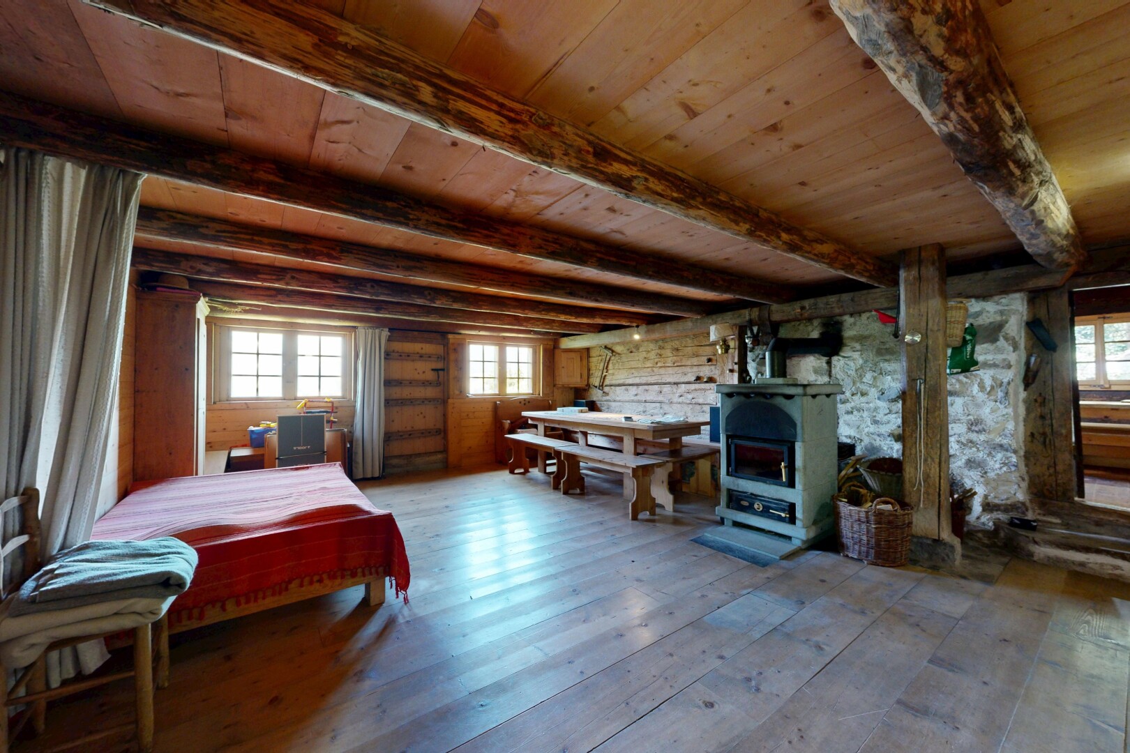 chambre avec sol en finition bois, wood finish floor, hardwood floor, inside property, et lumière naturelle