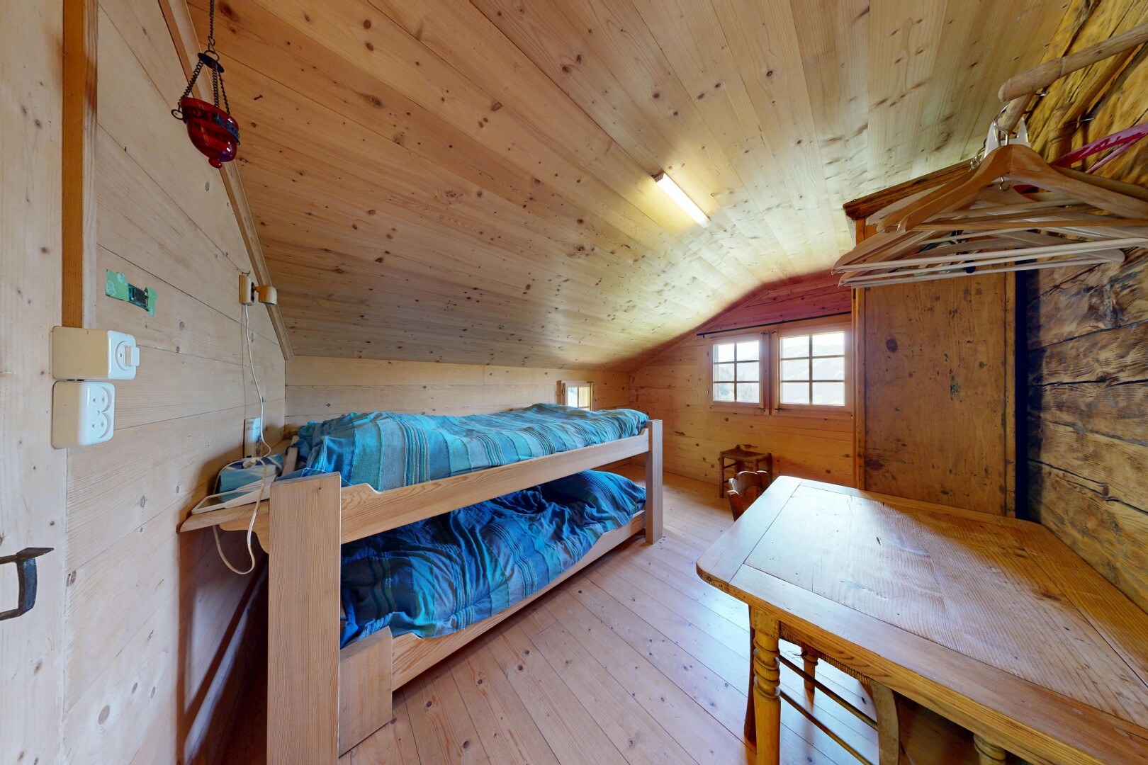 chambre avec mur en bois, wood wall, plafond en bois, wood ceiling, et lumière naturelle