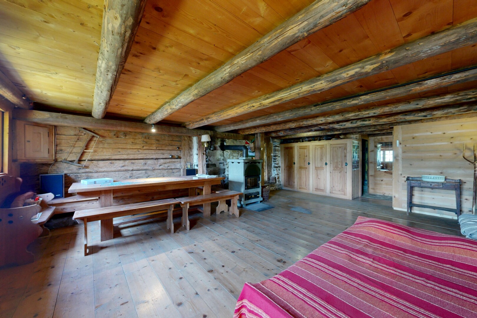 salle à manger avec sol en finition bois, wood finish floor, inside property, hardwood floor, et mur en bois