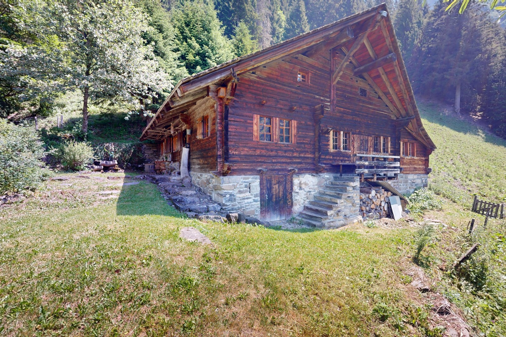 façade avec pelouse, bardage horizontal, from property, bardage en bois, et escaliers