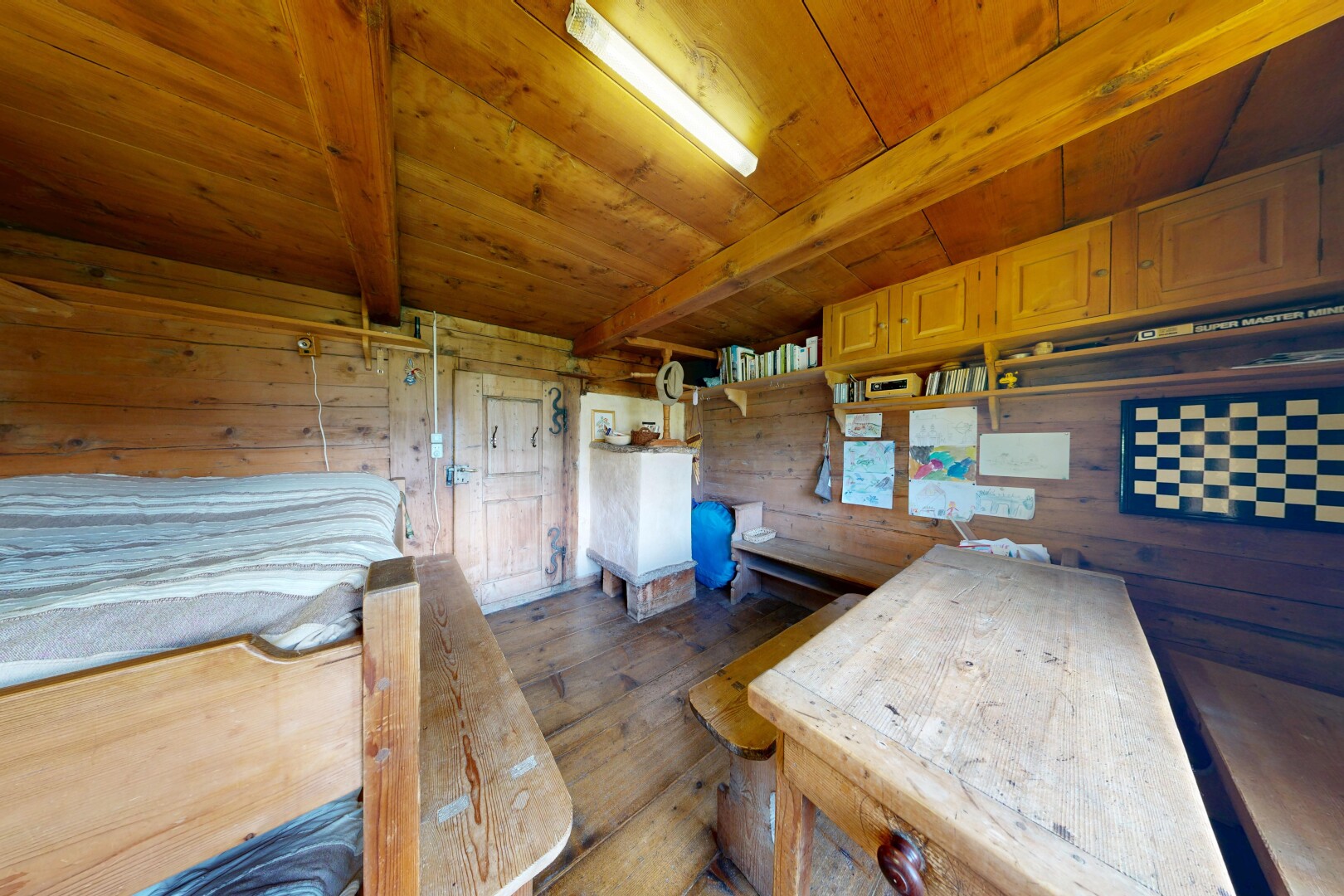 salle à manger avec plafond en bois, wood ceiling, inside property, plafond à poutres, et beamed ceiling