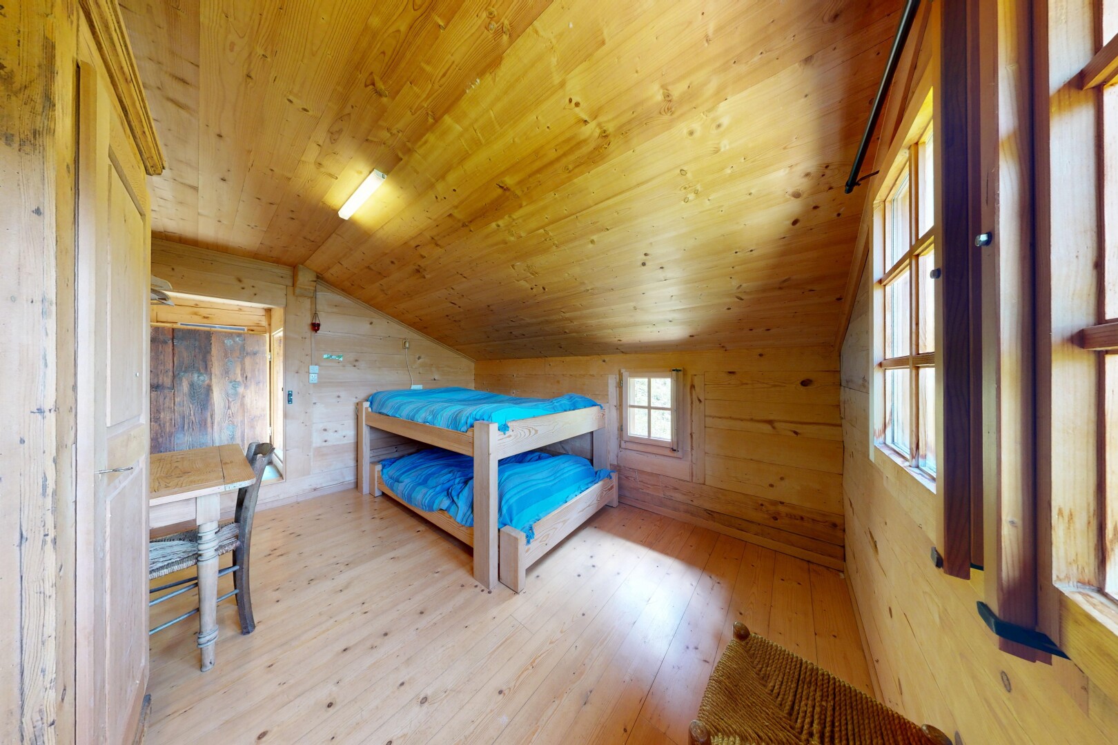 chambre avec plafond voûté, vaulted ceiling, plafond bas, low ceiling, et mur en bois