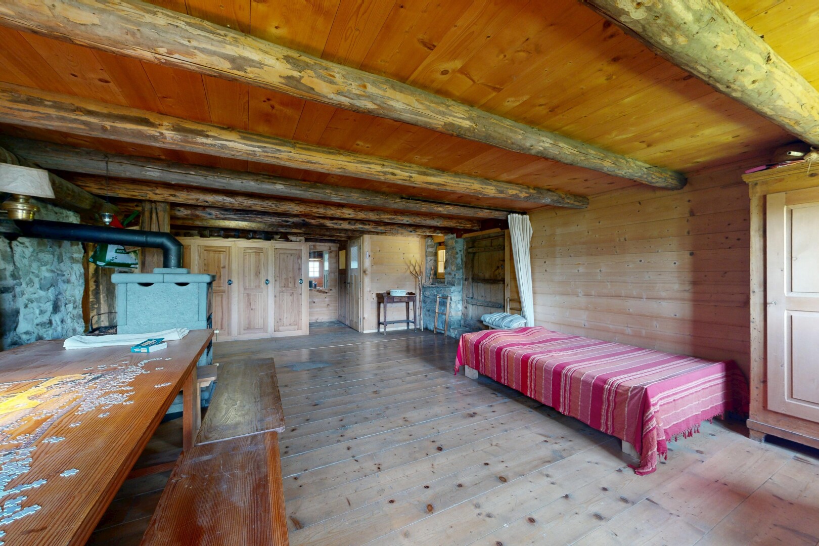 chambre avec sol en finition bois, wood finish floor, inside property, hardwood floor, et plafond en bois
