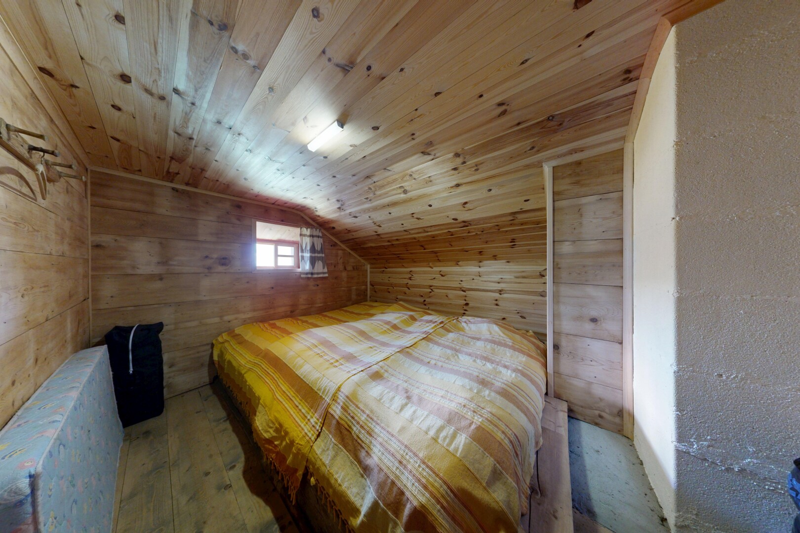 chambre avec mur en bois, wood wall, plafond en bois, wood ceiling, et plafond bas