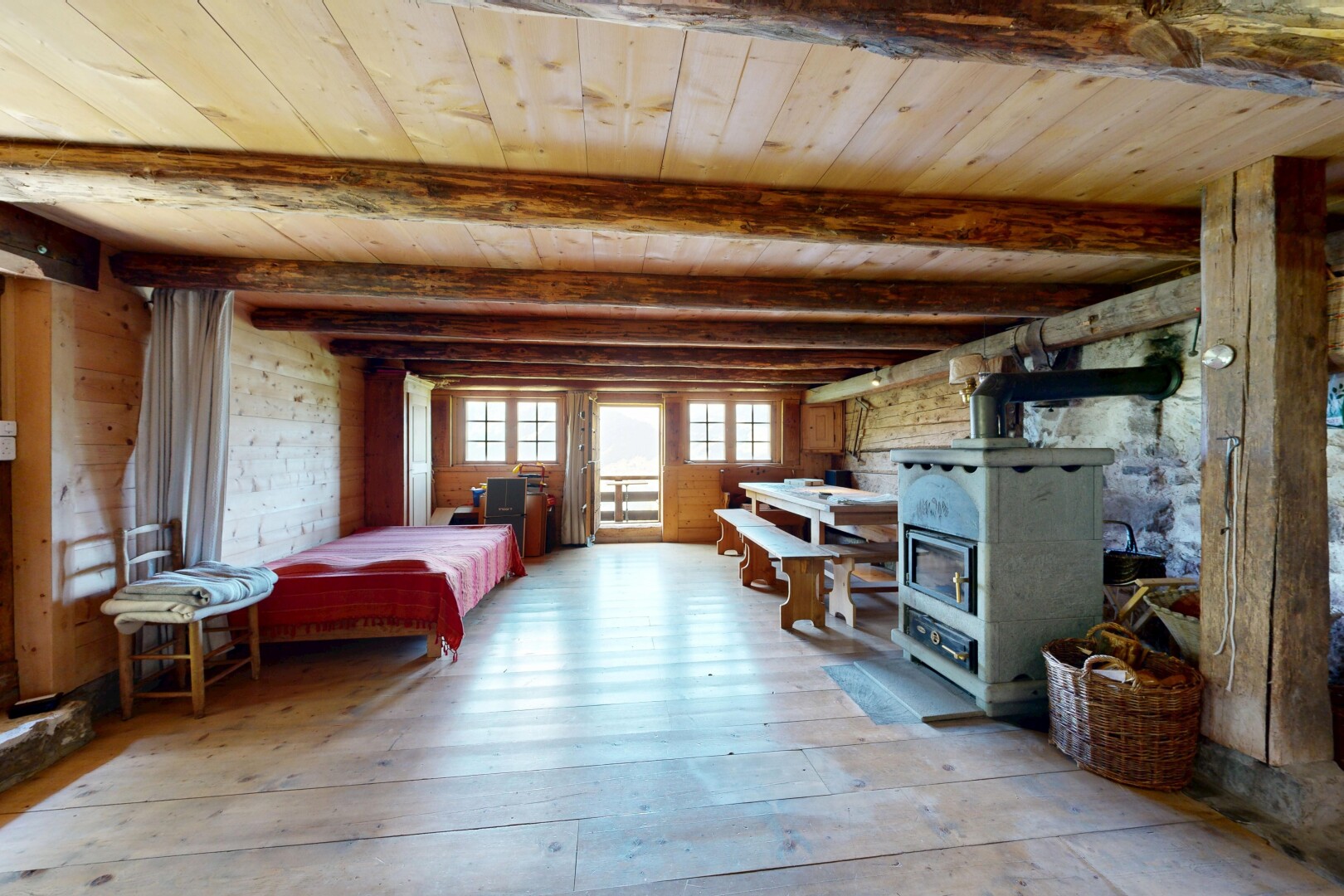 salle à manger avec sol en finition bois, wood finish floor, inside property, lumière naturelle, et natural light