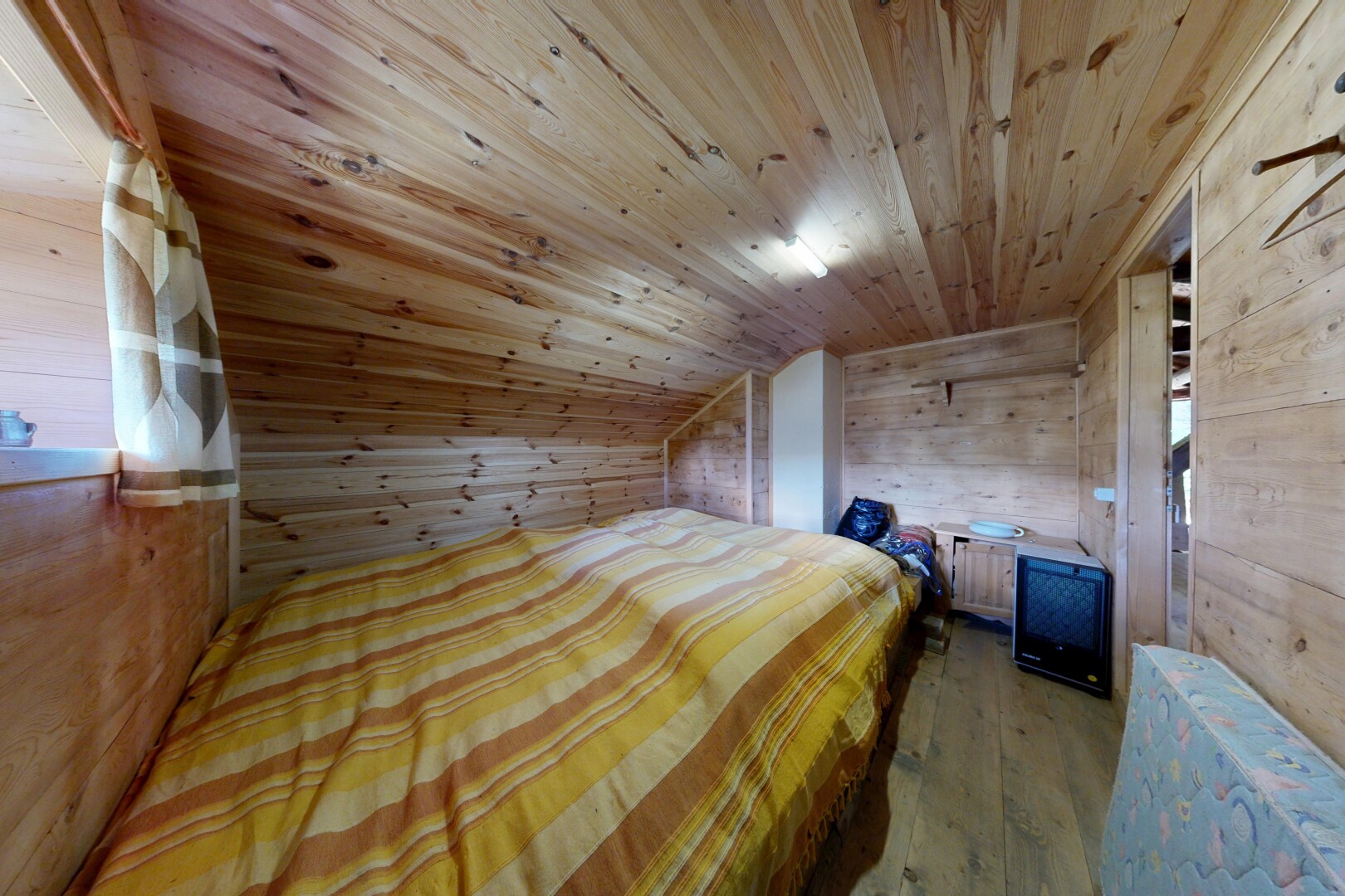 chambre avec mur en bois, wood wall, pièce supplémentaire, sol en finition bois, et wood finish floor