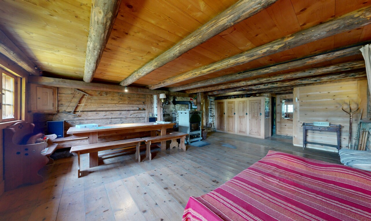 salle à manger avec sol en finition bois, wood finish floor, inside property, hardwood floor, et mur en bois