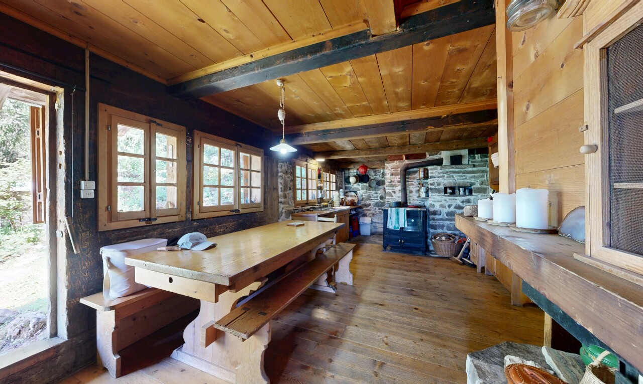 salle à manger avec poêle à bois, plafond en bois, wood ceiling, inside property, et lumière naturelle