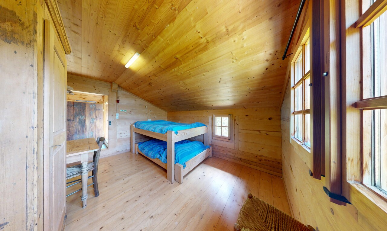 chambre avec plafond voûté, vaulted ceiling, plafond bas, low ceiling, et mur en bois