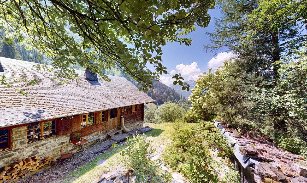 façade avec day time, bardage en bois, et property visible
