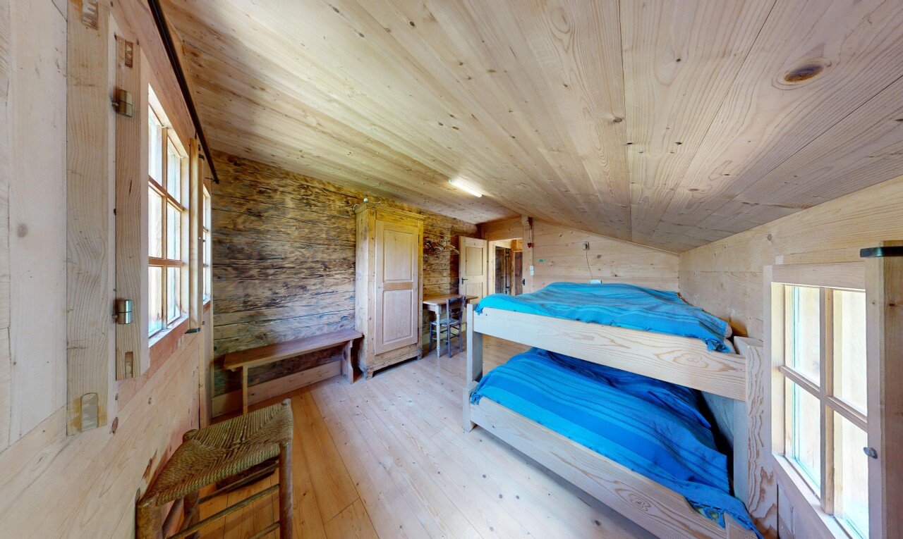 chambre avec lumière naturelle, natural light, inside property, sol en finition bois, et wood finish floor