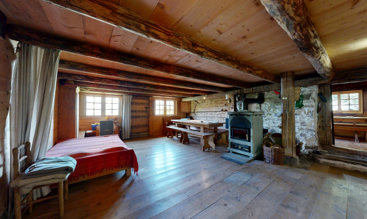 chambre avec sol en finition bois, wood finish floor, hardwood floor, inside property, et lumière naturelle