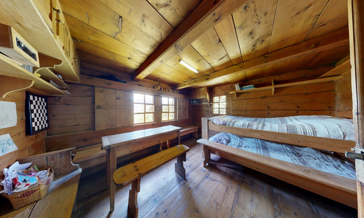 chambre avec plafond en bois, wood ceiling, sol en finition bois, wood finish floor, et mur en bois