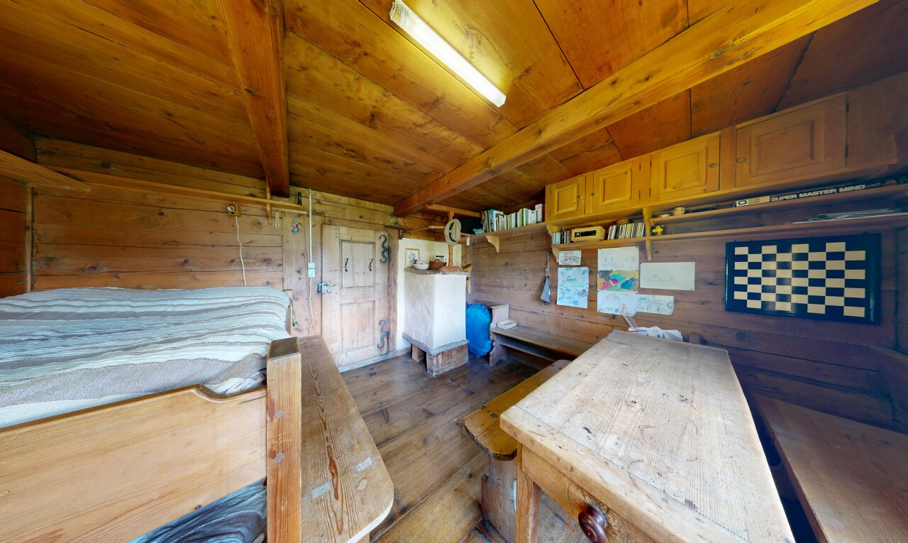 salle à manger avec plafond en bois, wood ceiling, inside property, plafond à poutres, et beamed ceiling