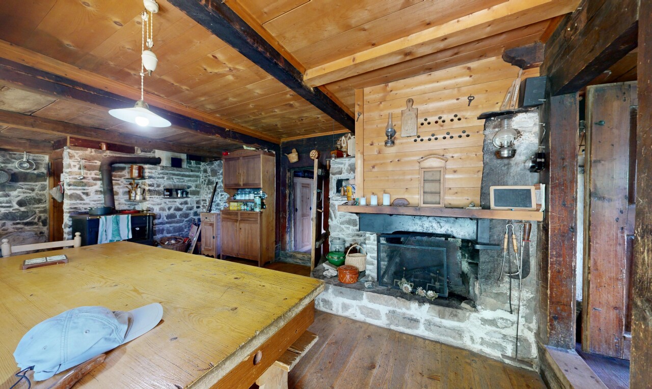 salle à manger avec sol en finition bois, wood finish floor, inside property, plafond à poutres, et beamed ceiling