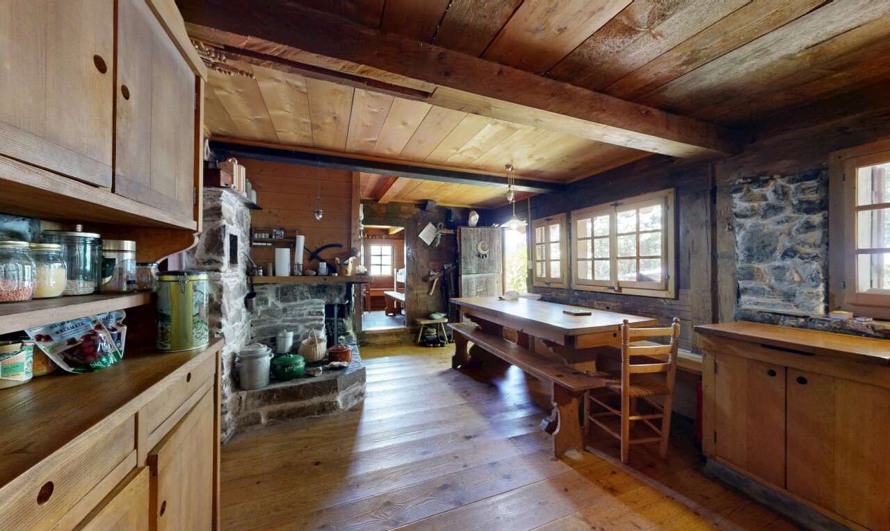 salle à manger avec sol en finition bois, wood finish floor, lumière naturelle, natural light, et inside property