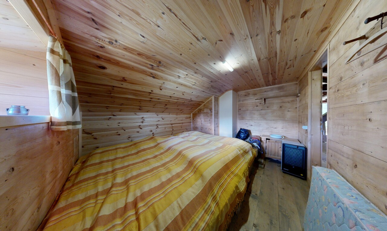 chambre avec mur en bois, wood wall, pièce supplémentaire, sol en finition bois, et wood finish floor