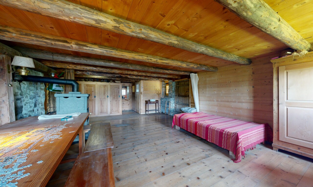 chambre avec sol en finition bois, wood finish floor, inside property, hardwood floor, et plafond en bois