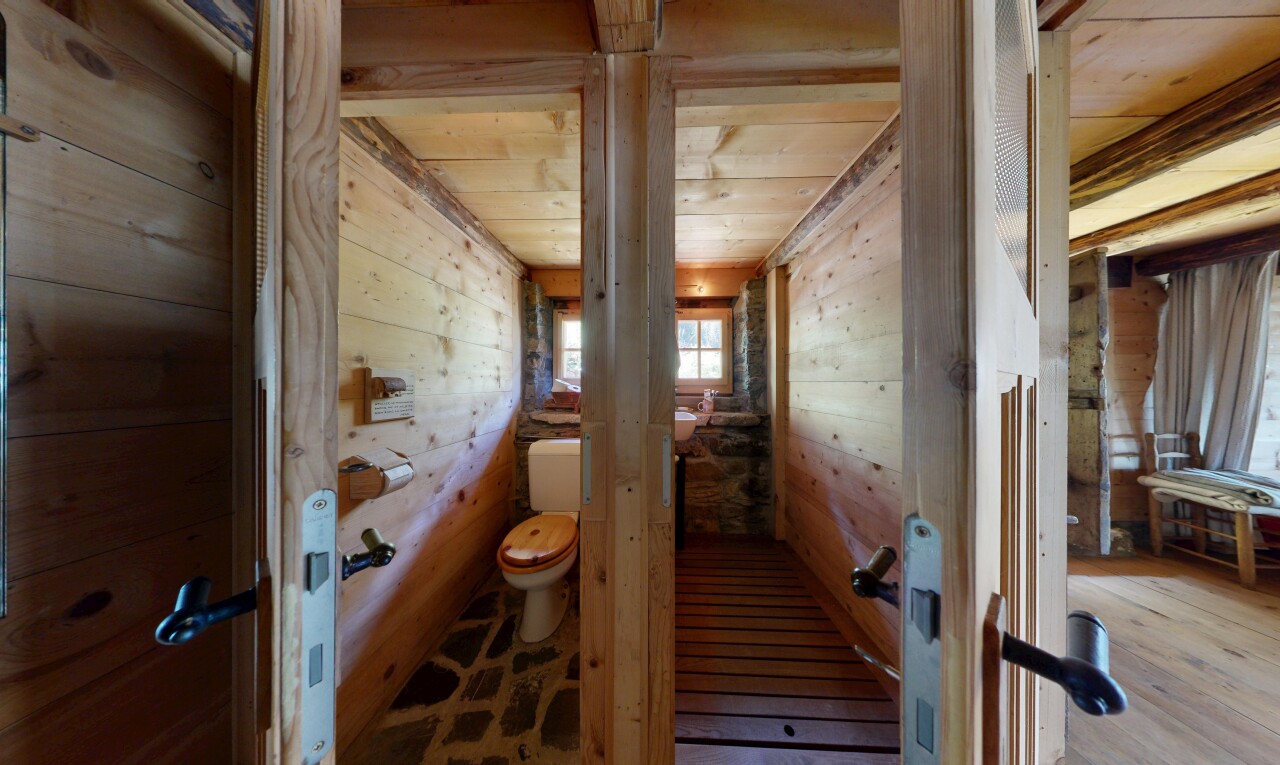 escaliers avec mur en bois, wood wall, inside property, plafond en bois, et wood ceiling