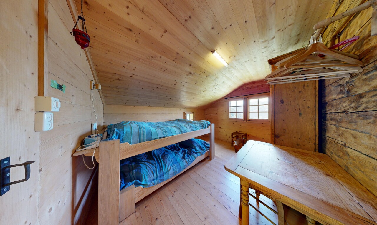 chambre avec mur en bois, wood wall, plafond en bois, wood ceiling, et lumière naturelle