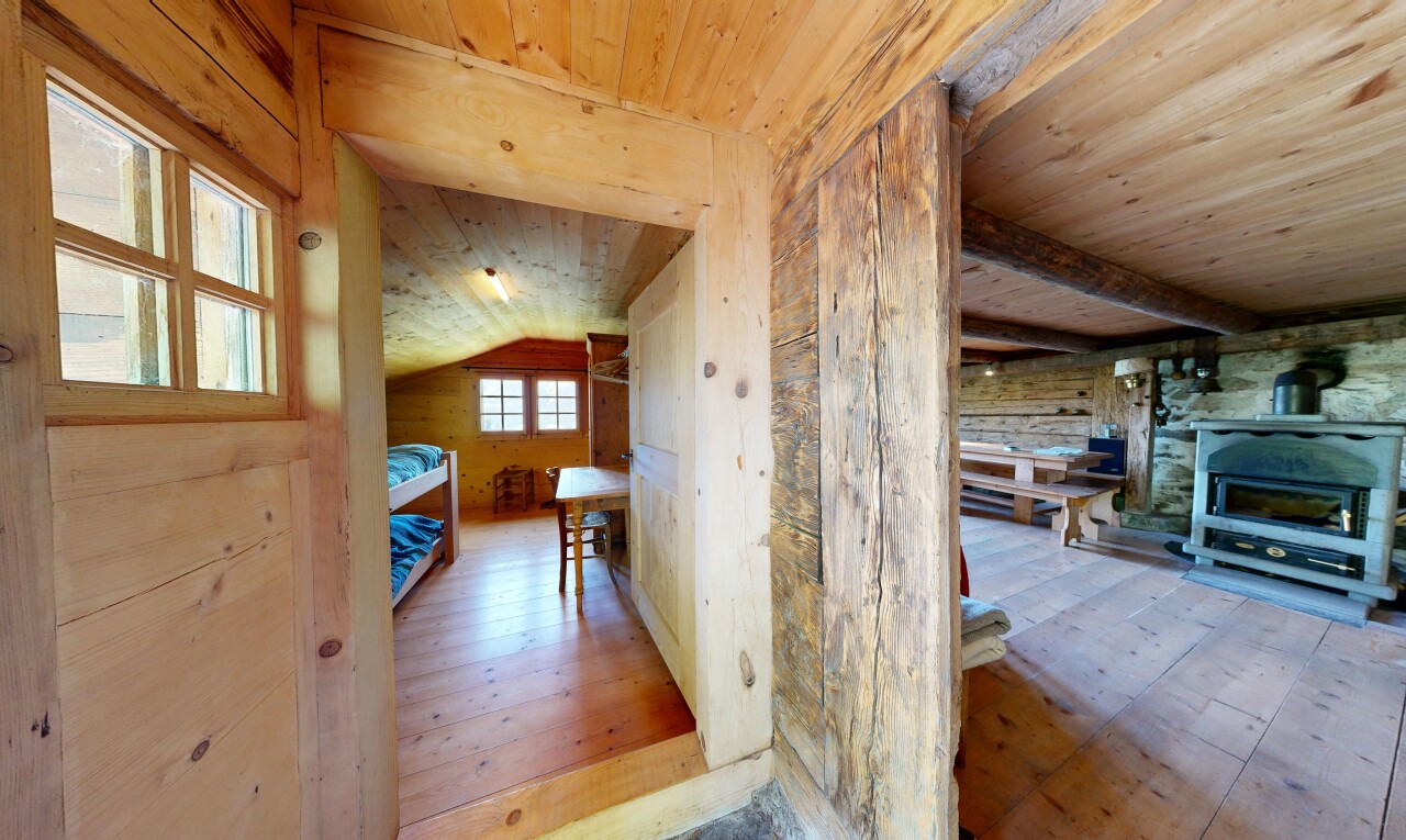 couloir avec plafond en bois, wood ceiling, sol en finition bois, wood finish floor, et plafond voûté