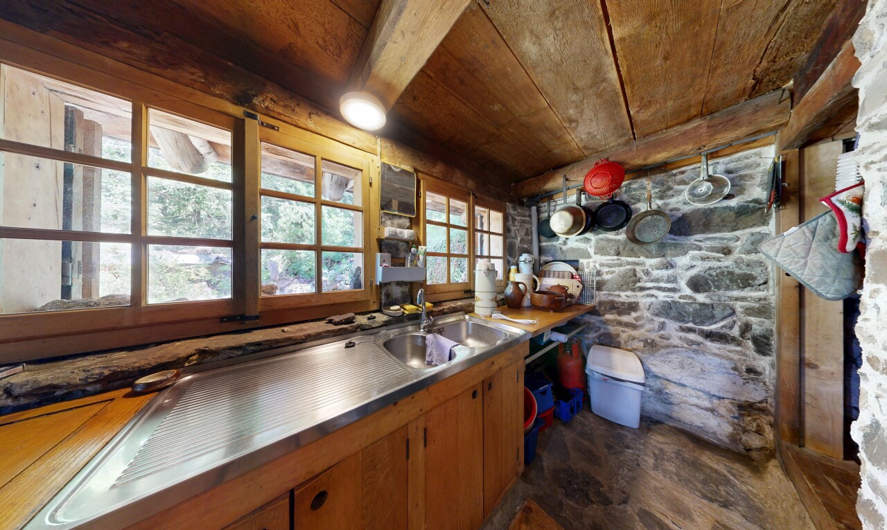 cuisine avec plafond en bois, wood ceiling, armoires marron moyen, medium brown cabinets, et dark floor