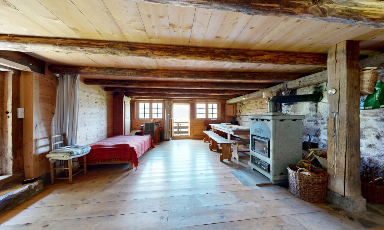 salle à manger avec sol en finition bois, wood finish floor, inside property, lumière naturelle, et natural light