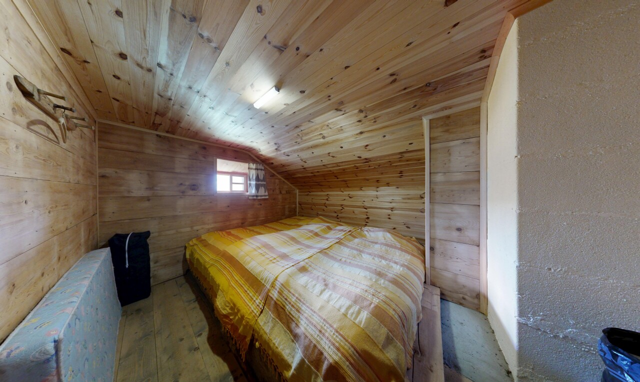 chambre avec mur en bois, wood wall, plafond en bois, wood ceiling, et plafond bas