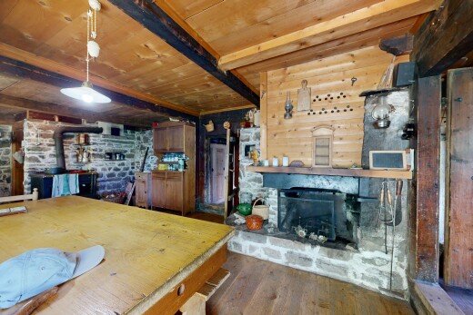 salle à manger avec sol en finition bois, wood finish floor, inside property, plafond à poutres, et beamed ceiling