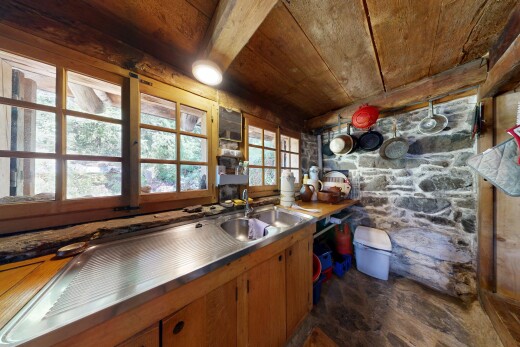 cuisine avec plafond en bois, wood ceiling, armoires marron moyen, medium brown cabinets, et dark floor