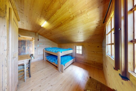 chambre avec plafond voûté, vaulted ceiling, plafond bas, low ceiling, et mur en bois
