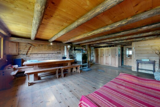 salle à manger avec sol en finition bois, wood finish floor, inside property, hardwood floor, et mur en bois