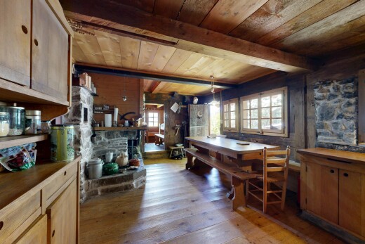salle à manger avec sol en finition bois, wood finish floor, lumière naturelle, natural light, et inside property