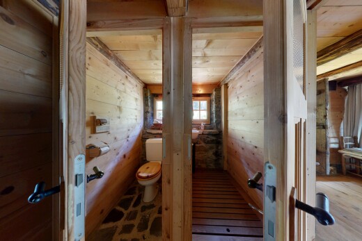 escaliers avec mur en bois, wood wall, inside property, plafond en bois, et wood ceiling
