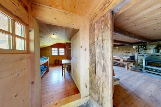 couloir avec plafond en bois, wood ceiling, sol en finition bois, wood finish floor, et plafond voûté