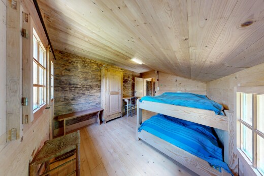 chambre avec lumière naturelle, natural light, inside property, sol en finition bois, et wood finish floor