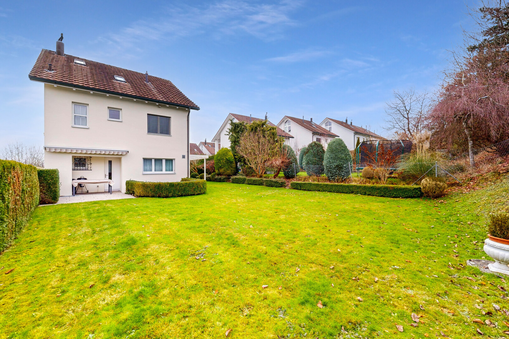 außenansicht mit rasen, terrasse, day time, stuckverkleidung, und from property