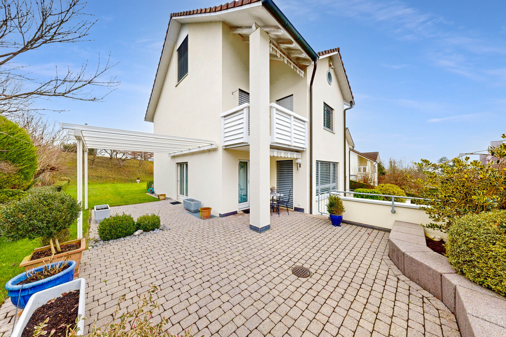 außenansicht mit balkon, property visible, stuckverkleidung, day time, und terrasse