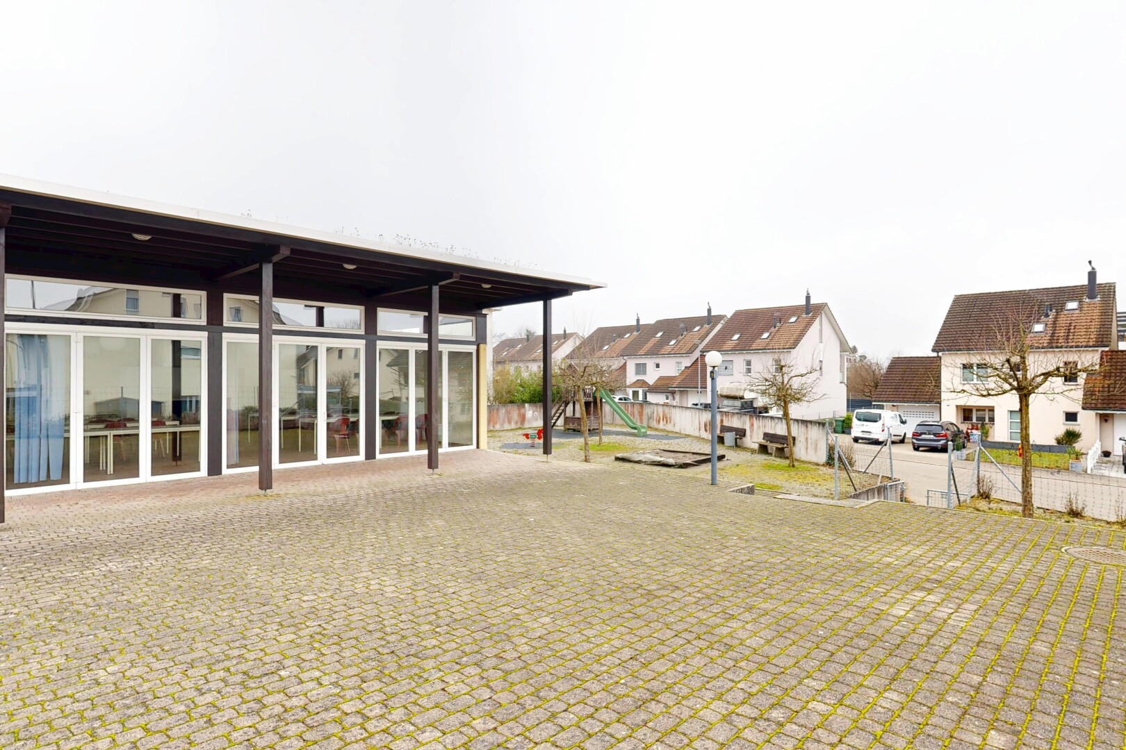außenansicht mit overcast, spielplatz, wohngebietblick, residential view, und terrasse