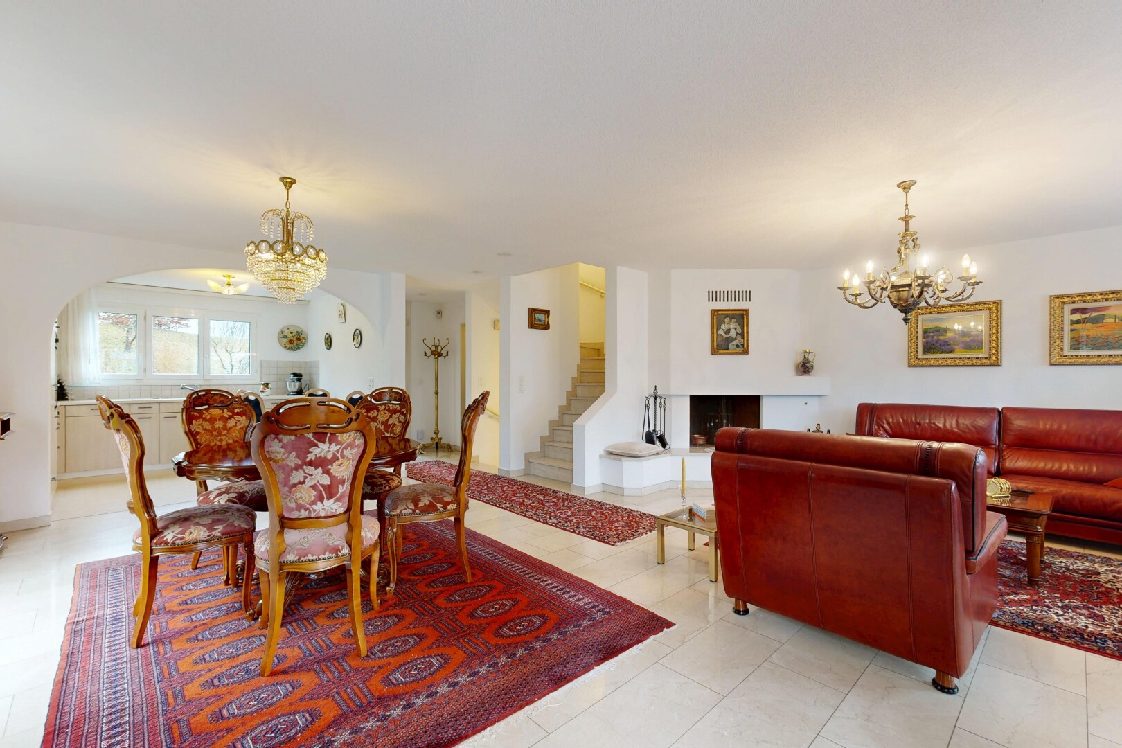 wohn- / esszimmer mit bemerkenswerter kronleuchter, inside property, gipskartonwand, drywall, und natural light