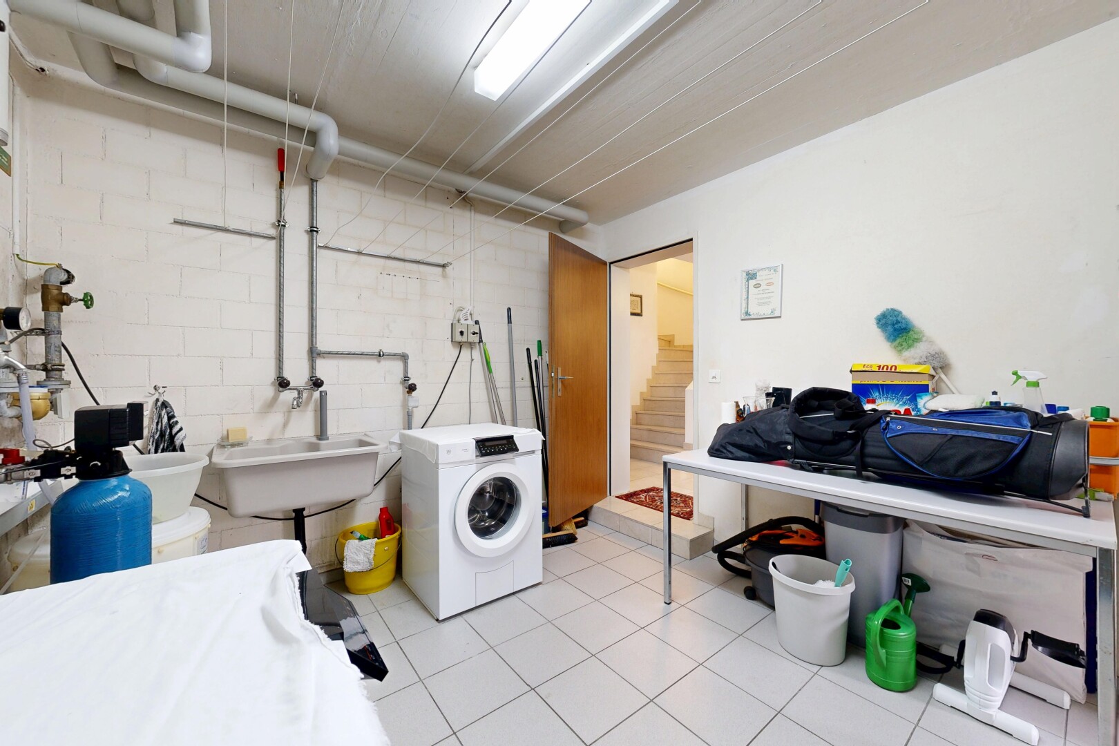 wäschekammer mit tumbler, fliesenboden, tile floor, keller, und inside property