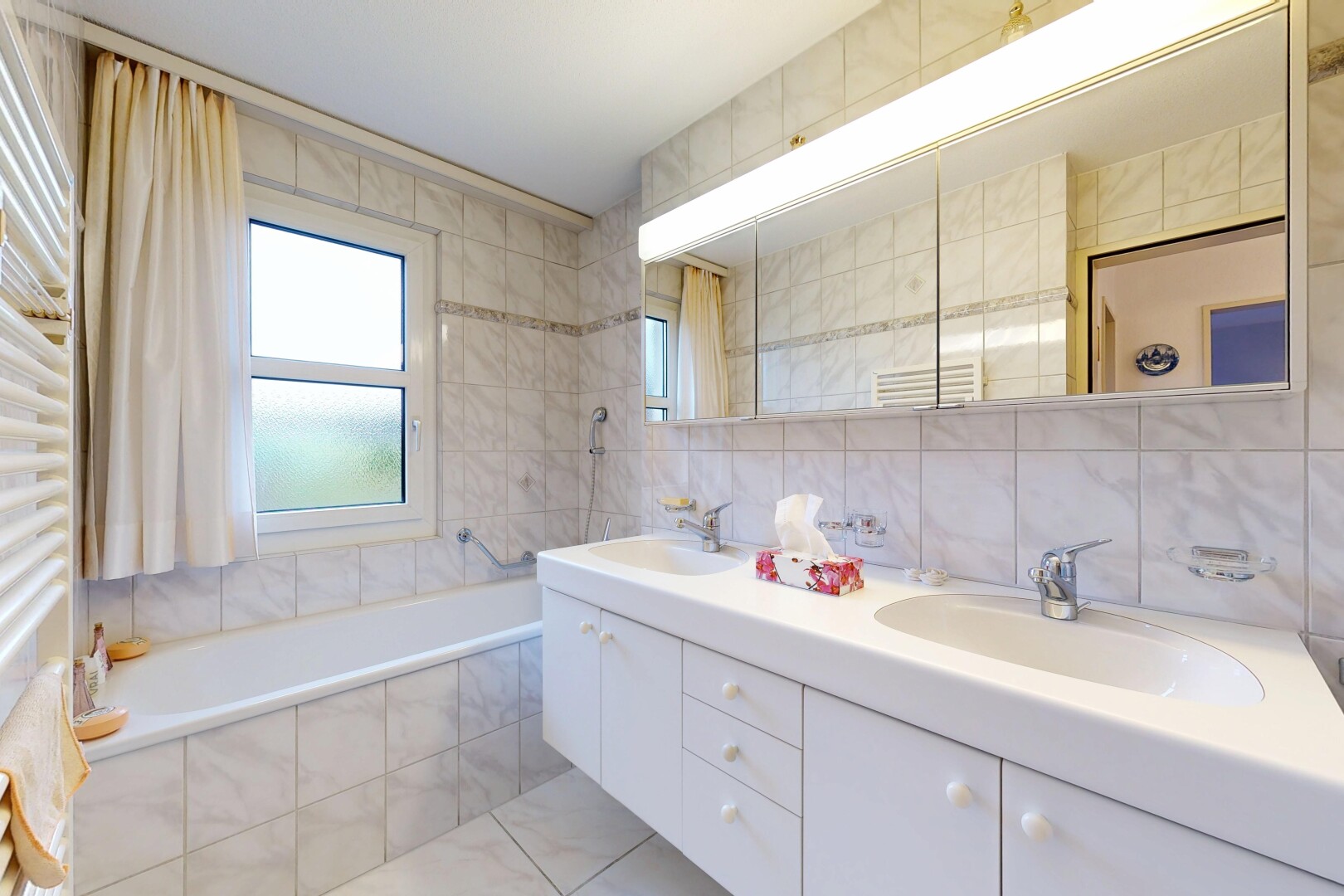 bad mit komplettes badezimmer, fliesenwand, tile wall, doppelwaschtisch, und natürliches licht